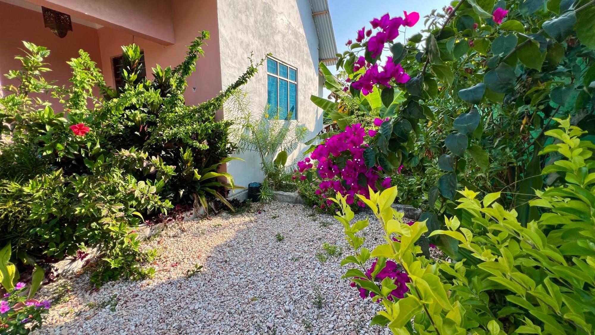Fully Equipped Vacation Home- 4 Min Walk To The